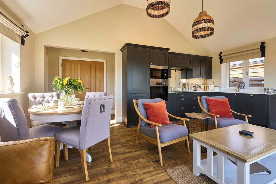 Mole Cottage, Swannington - Host & Stay