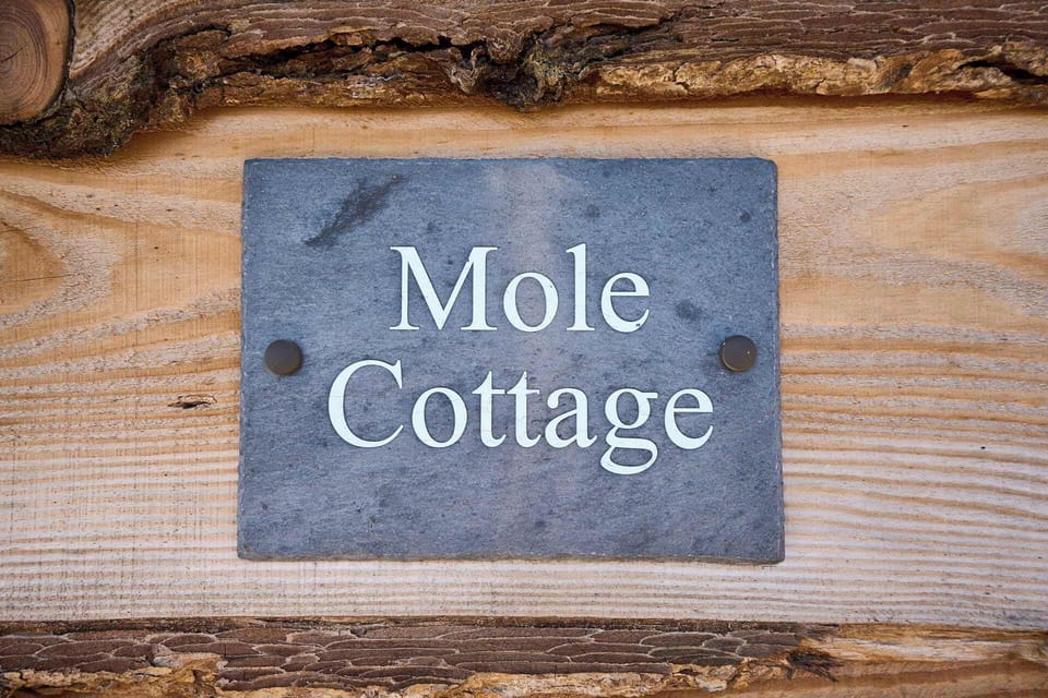 Mole Cottage, Swannington - Host & Stay