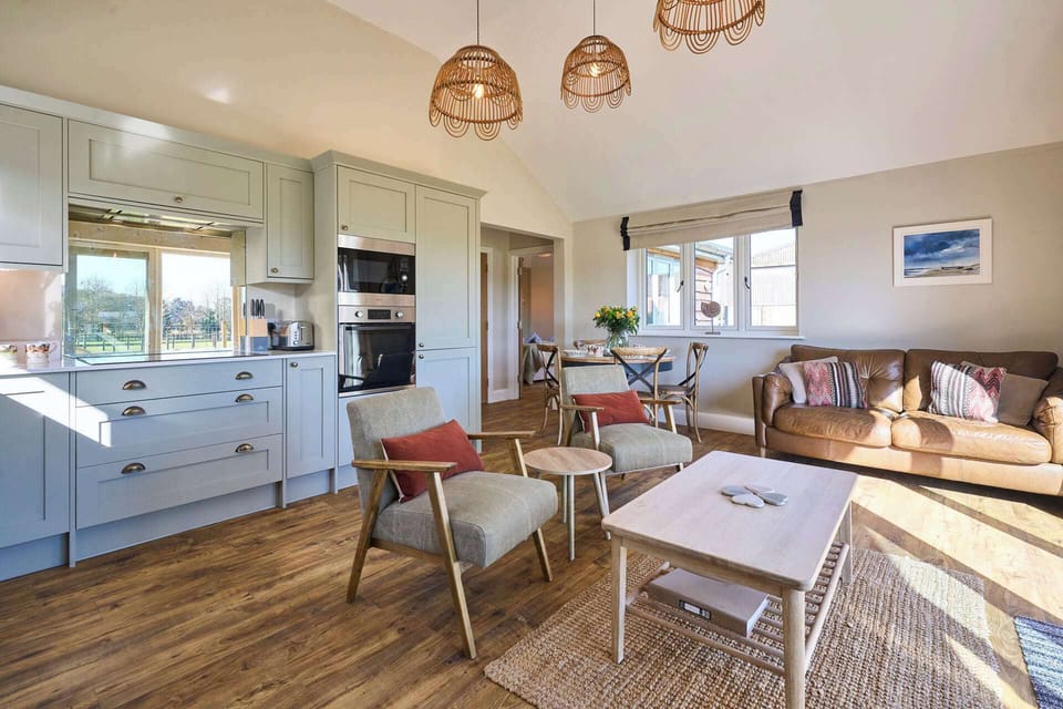Toad Cottage, Swannington- Host & Stay