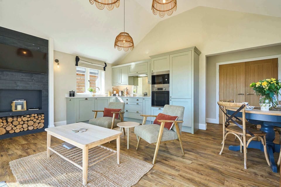 Toad Cottage, Swannington- Host & Stay