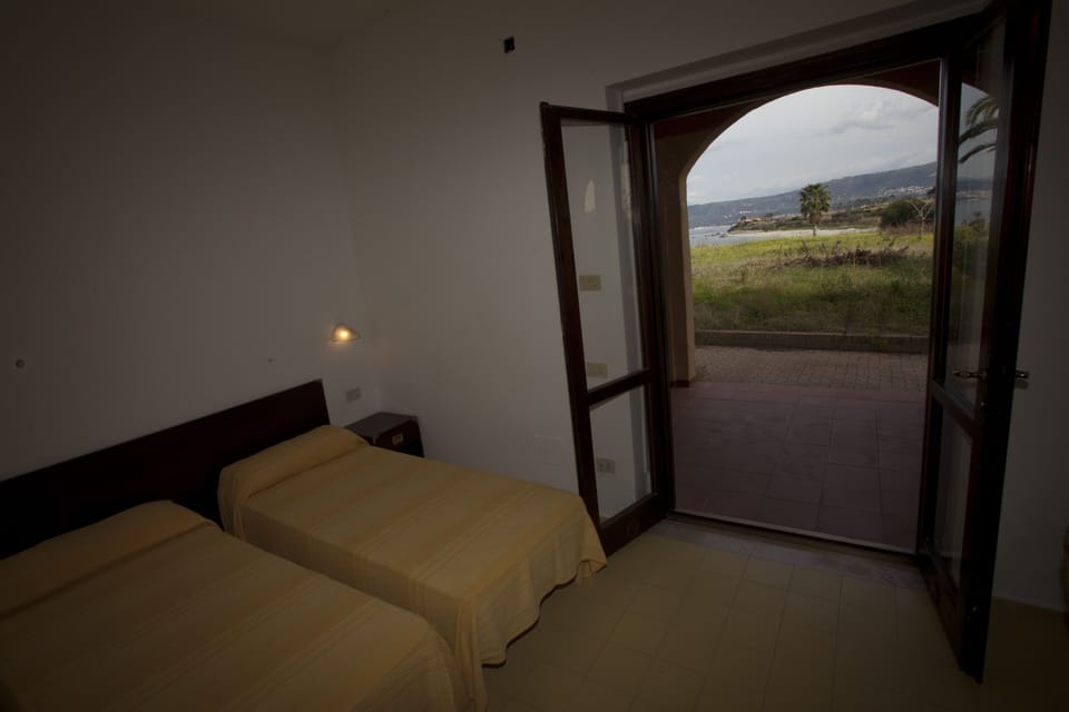 Family Room | Desk, free WiFi, bed sheets