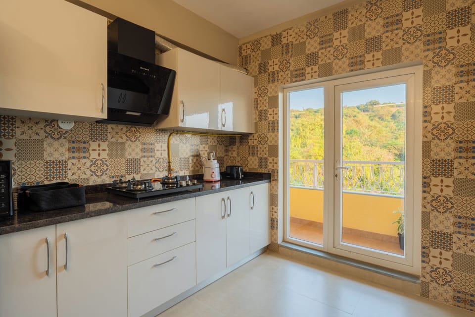 Deluxe Apartment, Balcony, Garden View | Private kitchen