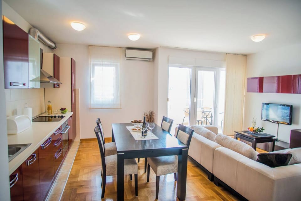 Apartment, Balcony, Sea View | Dining room
