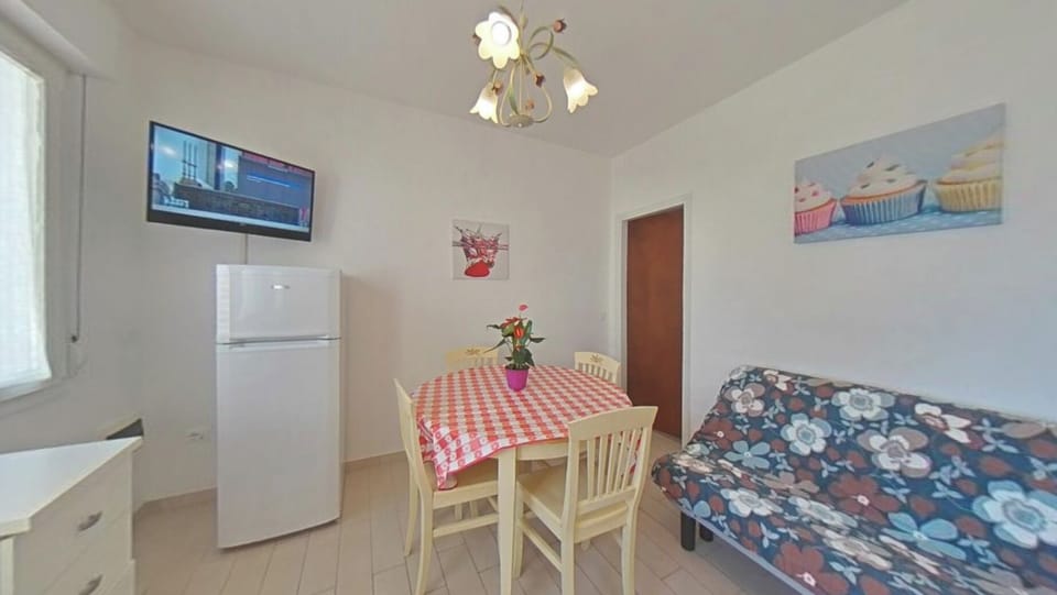 House, 2 Bedrooms, Terrace, Garden View | Dining room