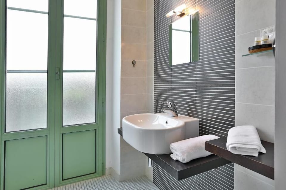 Family Room, River View | Bathroom