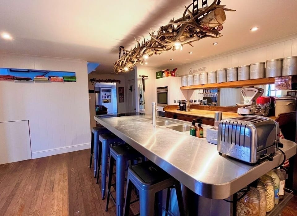 Full-size fridge, microwave, oven, stovetop