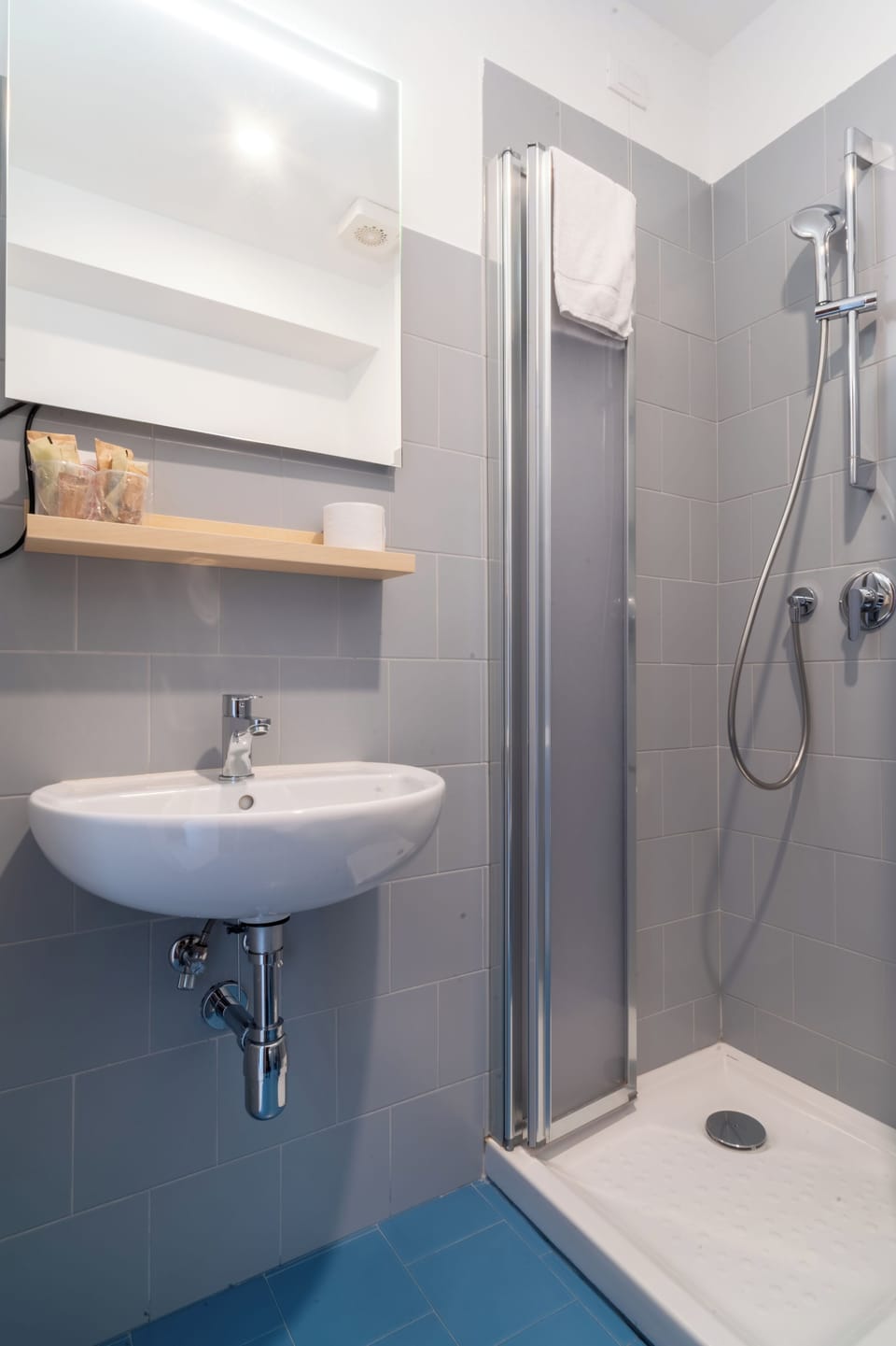 Standard Double or Twin Room | Bathroom | Shower, towels, toilet paper