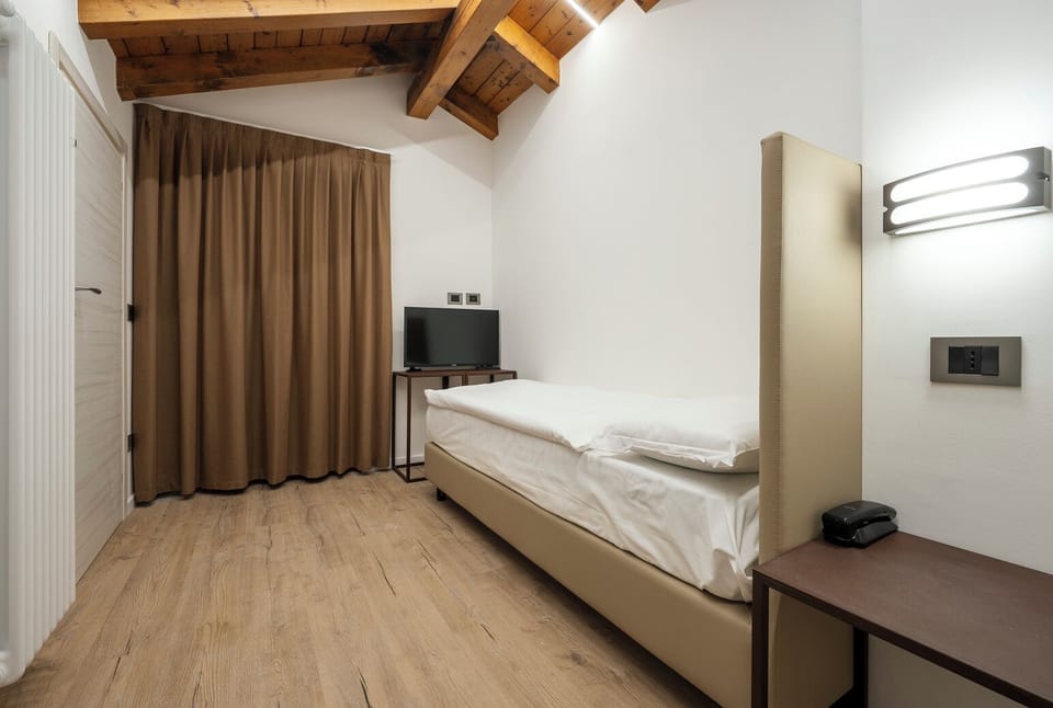 Single Room | Desk, free WiFi, bed sheets