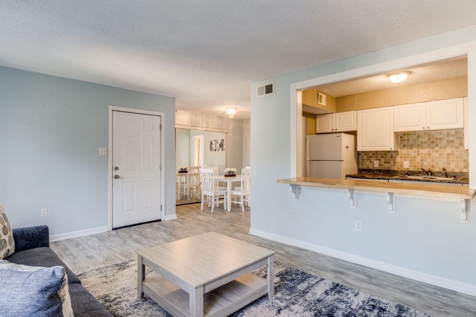 A seamless connection between living and dining, ideal for gatherings and meals.