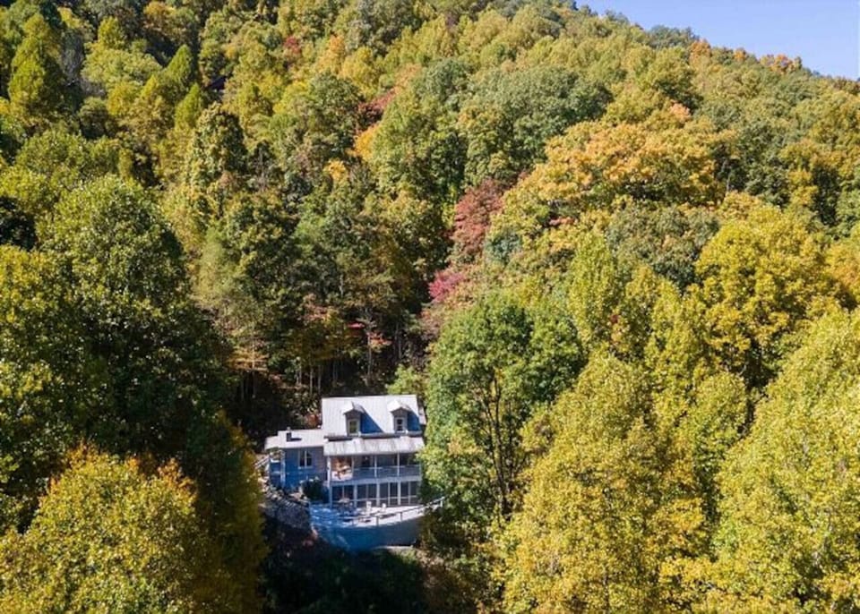 Outdoor Retreat: Nestled in vibrant foliage, enjoy serene mountain views from your deck!