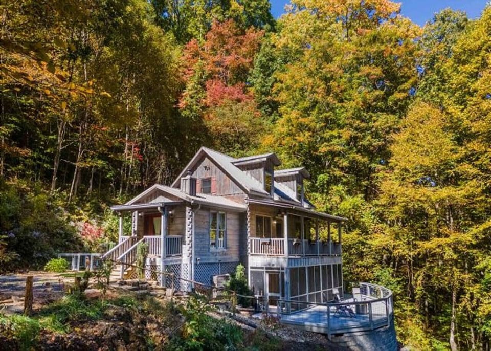 Charming Cabin Retreat: Embrace stunning mountain views on the spacious deck!