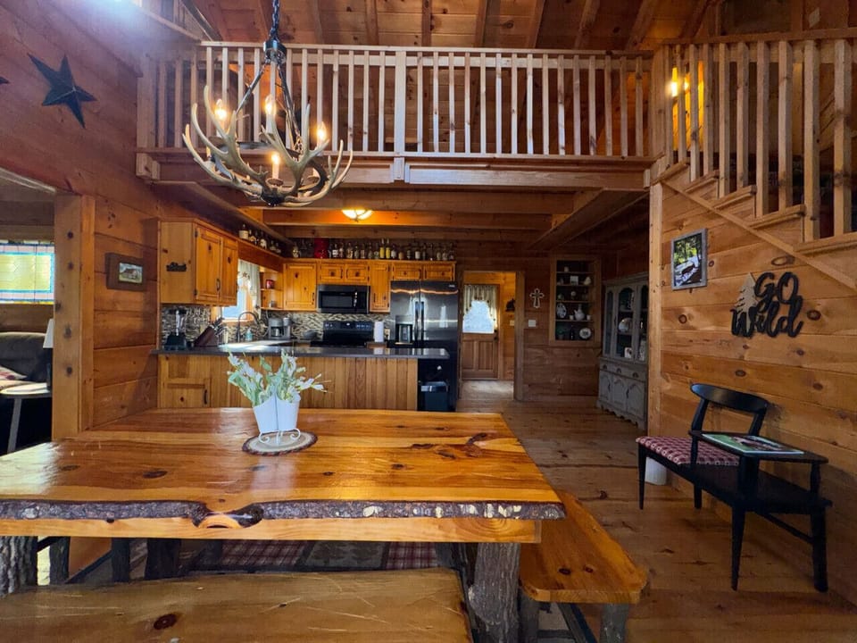 Dining Room: Rustic charm meets modern comfort in this inviting space, perfect for gatherings!