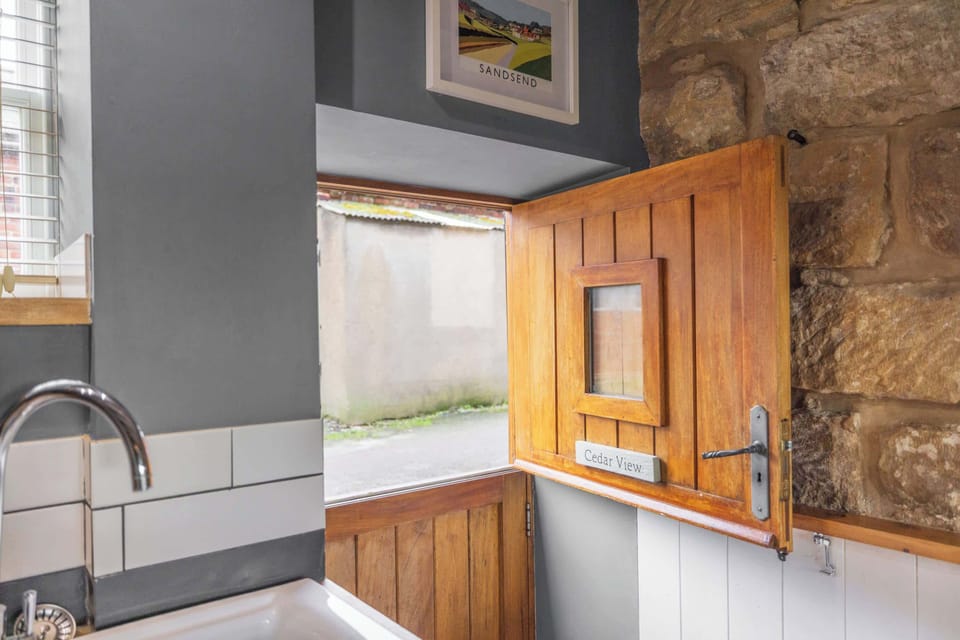 Cedar View, Whitby- Host & Stay