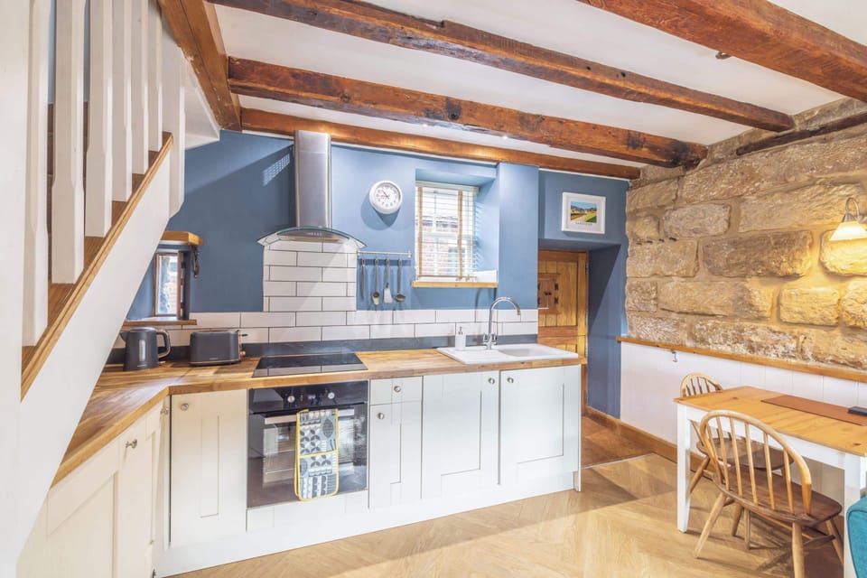 Cedar View, Whitby- Host & Stay