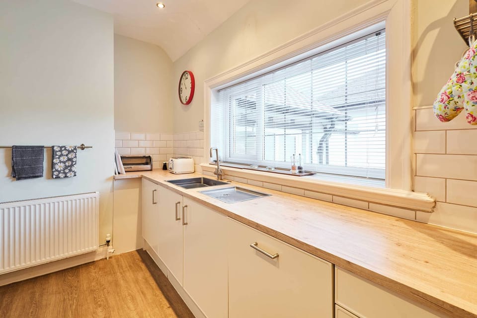 Deepdale Apartment, Scarborough - Host & Stay