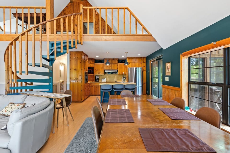 Dining Area | Table for 6 | Open Kitchen & Loft View