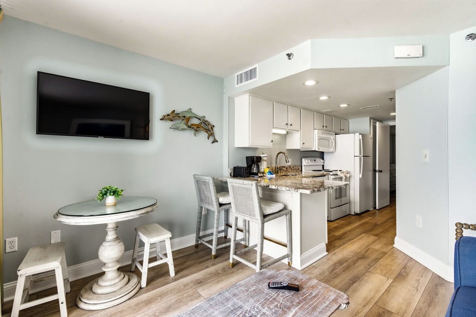 Dining Table & Kitchen Bar