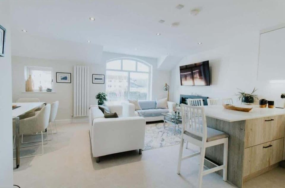 Apartment, 3 Bedrooms (Deluxe) | Living area | Flat-screen TV