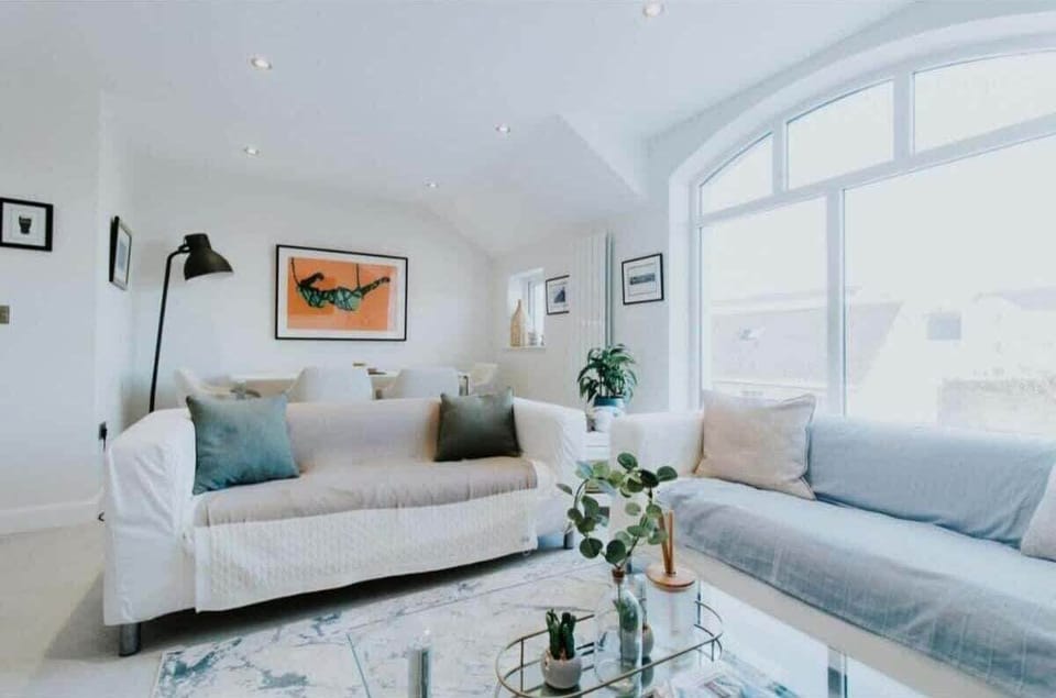 Apartment, 3 Bedrooms (Deluxe) | Living area | Flat-screen TV