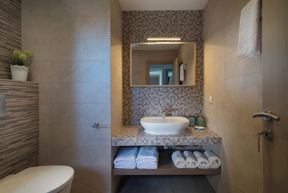 Duplex | Bathroom | Shower, hair dryer, slippers, towels