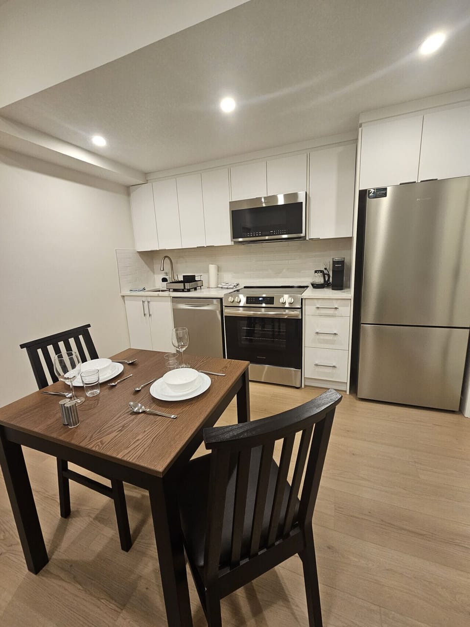 A chef-ready space for your stay. Our open-concept layout ensures the cook is always part of the conversation, whether it’s breakfast or a late-night snack