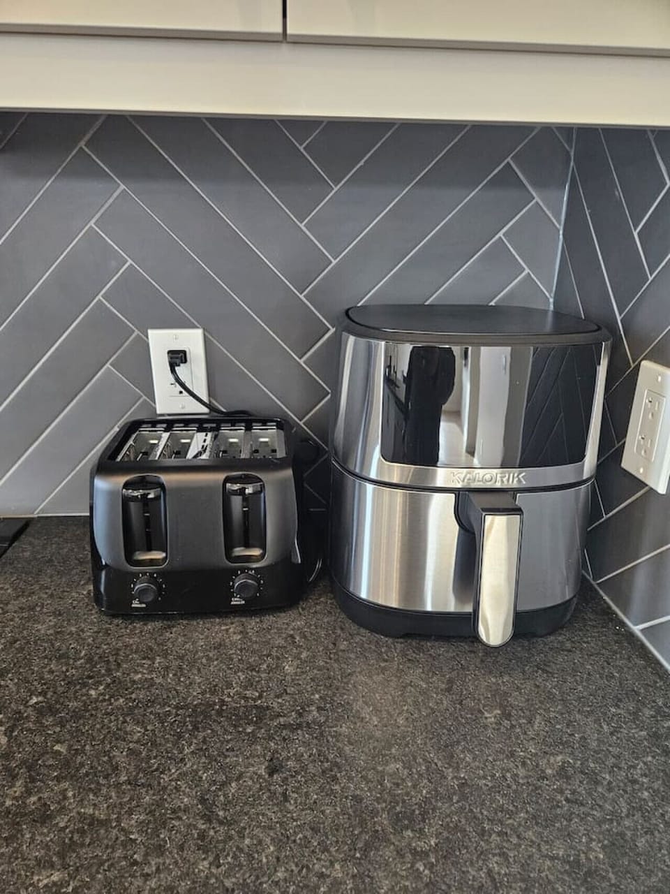 Modern conveniences. Save time with our 4-slice toaster and high-performance air fryer for healthy, quick meals.