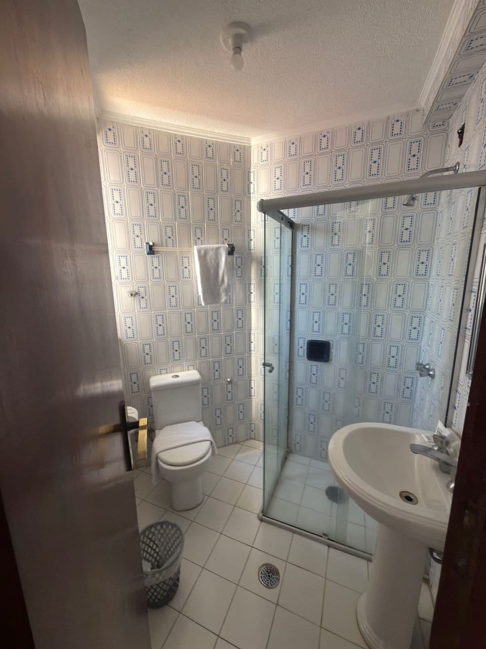 Standard Twin Room | Bathroom | Shower, towels, soap, shampoo