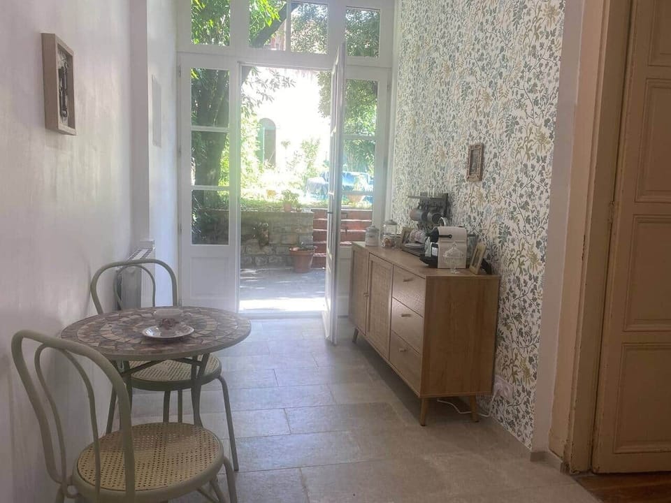 Spacious kitchen with open shelves and a clean design, leading to a private garden in Carcassonne.