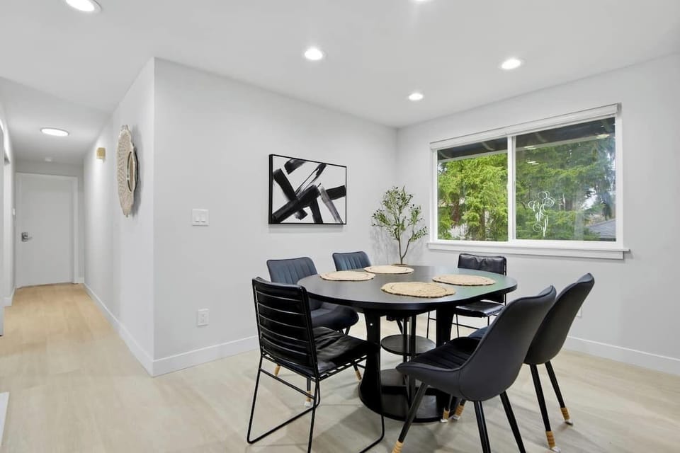 Dining area with seating for 6 guests