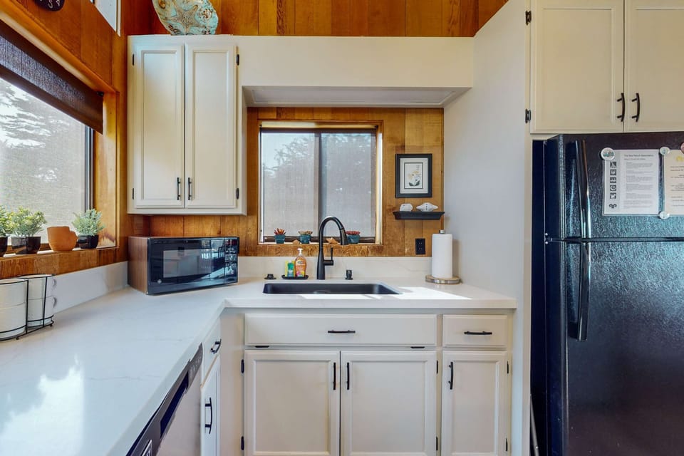 This kitchen features a modern design that invites you to enjoy cooking together, creating lasting memories over shared meals.