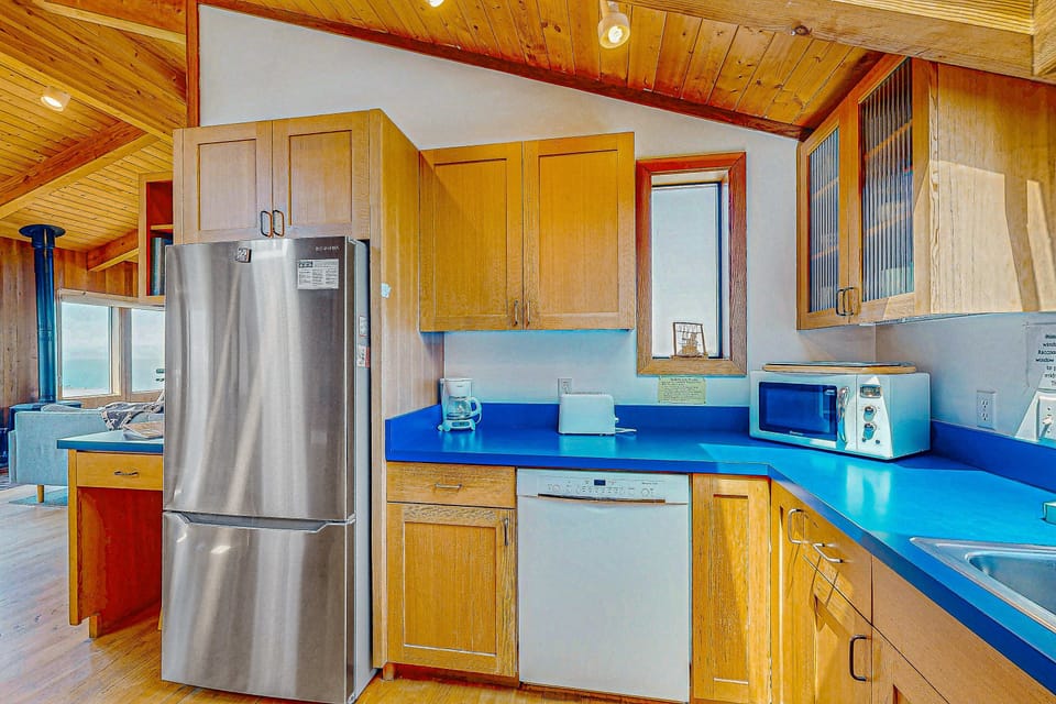 Cook with ease in a well-equipped kitchen that combines modern amenities with a warm, welcoming atmosphere.