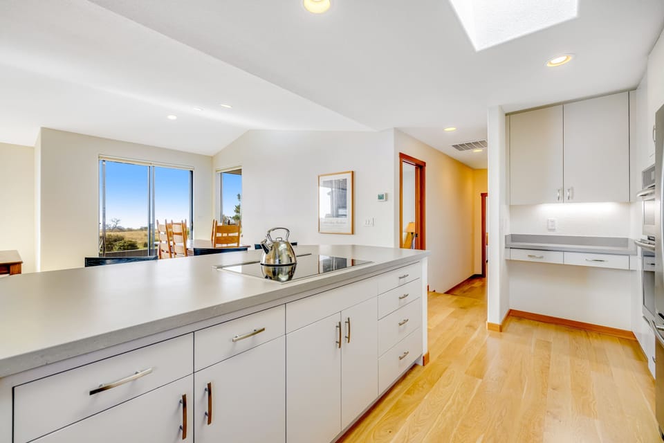 With a bright layout, this kitchen effortlessly connects to the living area, making it ideal for socializing while cooking.