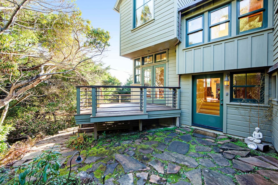 Discover your favorite outdoor spot on this lovely deck, ideal for quiet moments or lively gatherings with friends and family.
