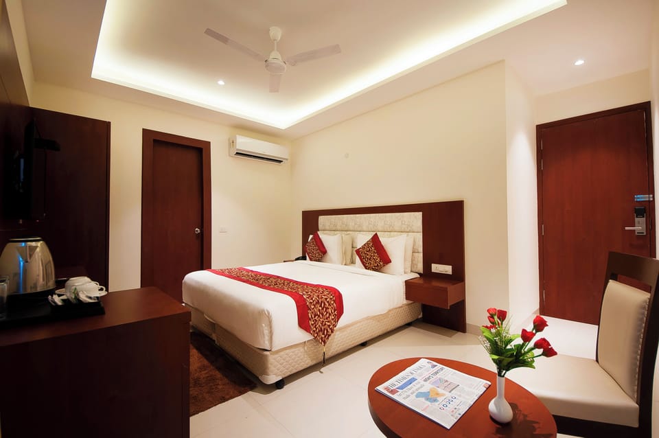 Luxury Double Room | Desk, laptop workspace, blackout drapes, soundproofing