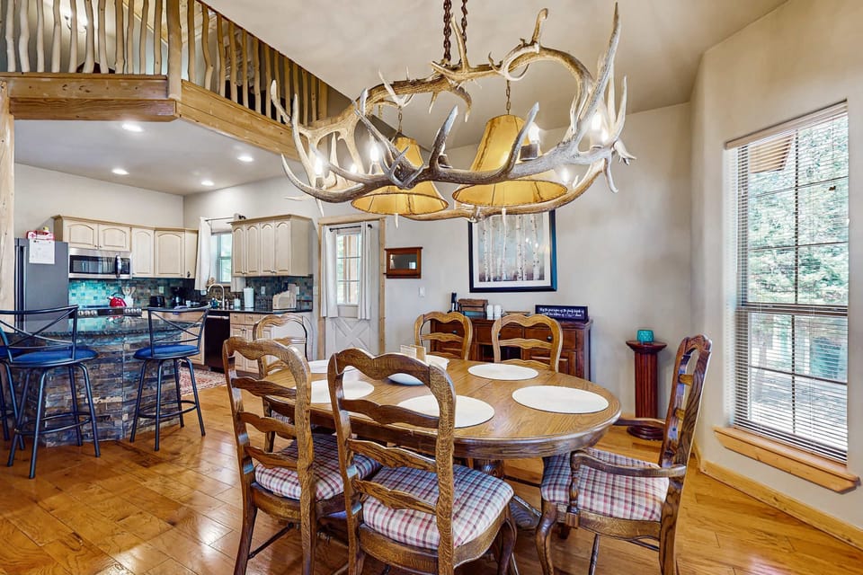 Move easily between the island, kitchen, and dining table