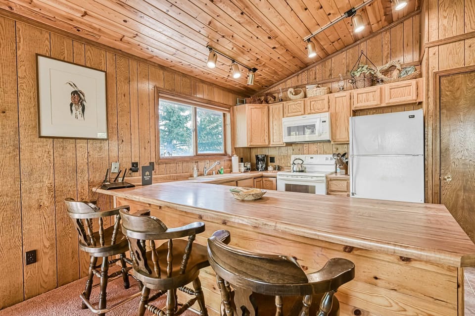 Pull up a stool at the breakfast bar while coffee brews