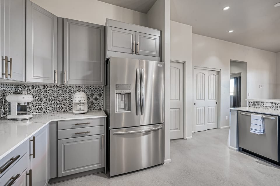 Gas range, French-door refrigerator, and plenty of prep space