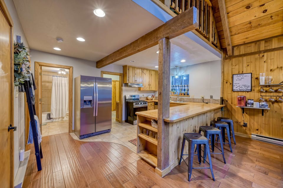 Cook up everything from hearty breakfasts before the slopes to family dinners after a day outdoors. With a gas range, stainless steel appliances, and plenty of space, it's ready for every meal.