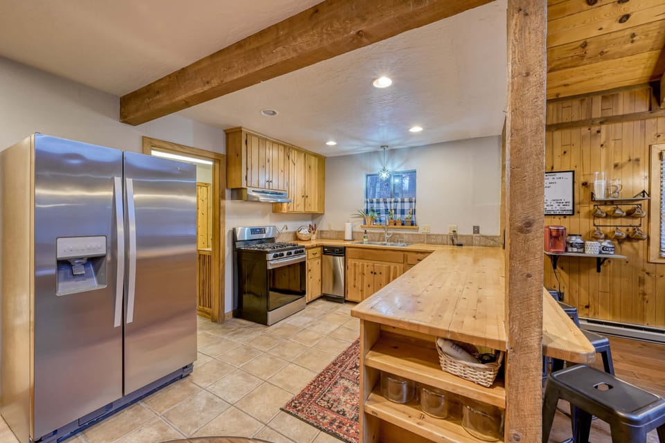 Cook up everything from hearty breakfasts before the slopes to family dinners after a day outdoors. With a gas range, stainless steel appliances, and plenty of space, it's ready for every meal.