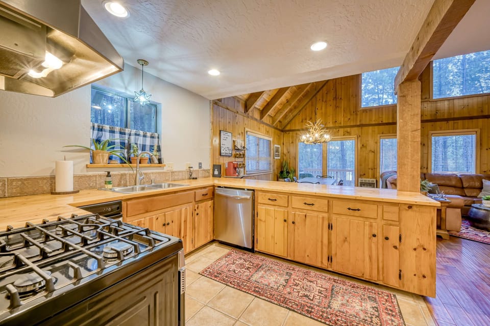 Cook up everything from hearty breakfasts before the slopes to family dinners after a day outdoors. With a gas range, stainless steel appliances, and plenty of space, it's ready for every meal.