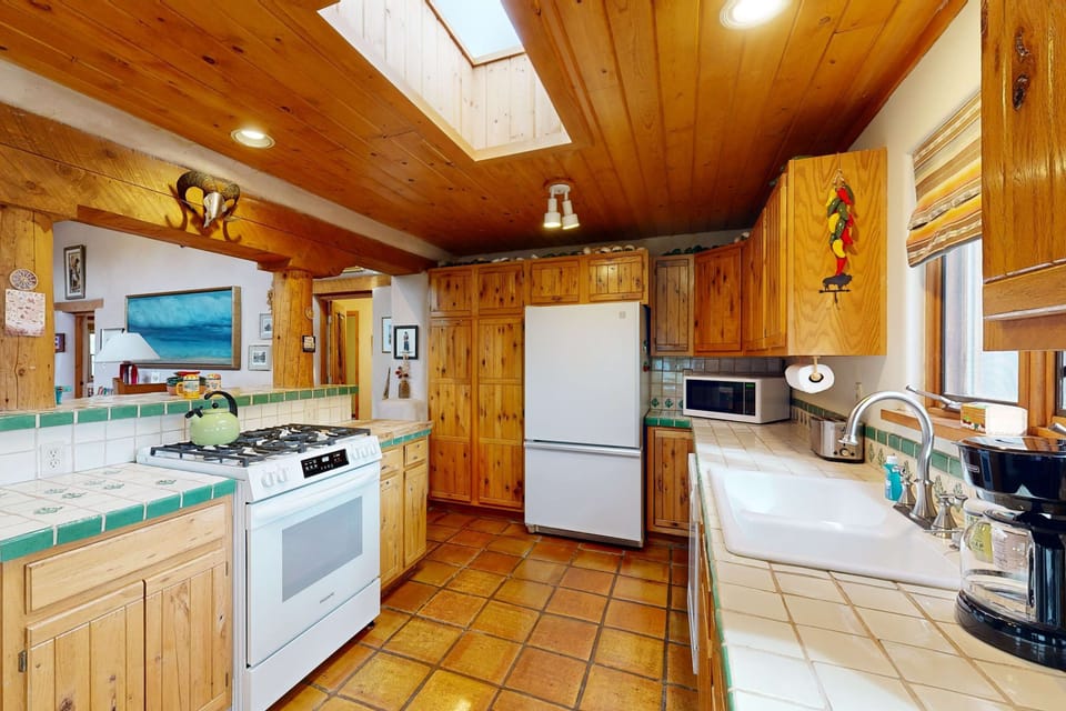 Cook with ease in a full kitchen with a gas range