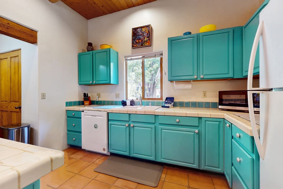 A dishwasher and full-size appliances make hosting easy