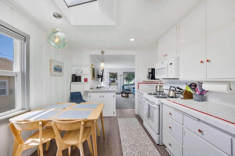 Dining area, breakfast bar in kitchen
