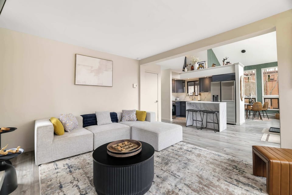 From morning coffee to midnight chats, this living room gets it right.