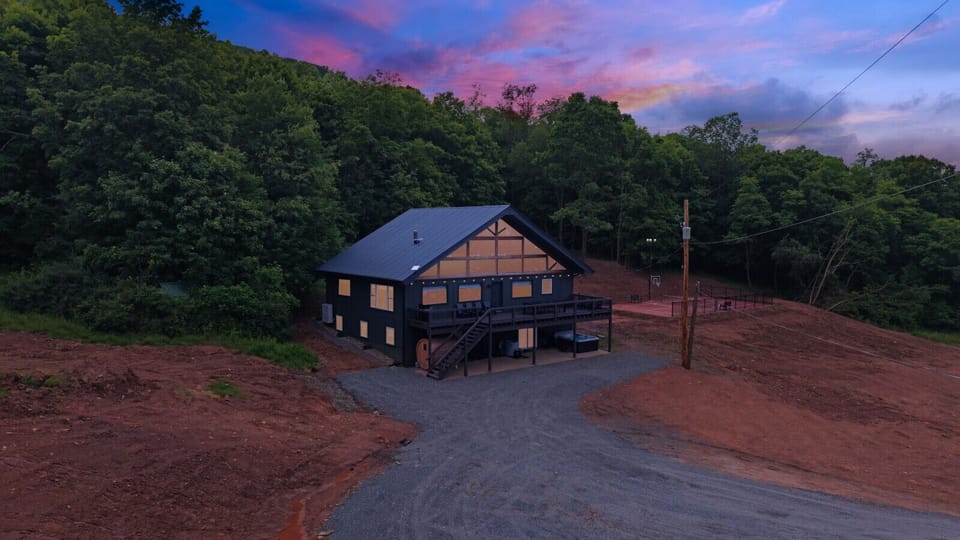 Cabin surrounded by nature with stunning sunset views