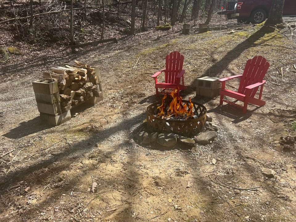 Duck`s Nest Retreat- 1br/1ba, Hot Tub, Wifi, Private Pond, Ocoee River area
