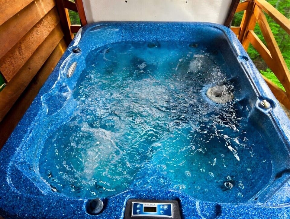 Duck`s Nest Retreat- 1br/1ba, Hot Tub, Wifi,Private Pond, Ocoee River area