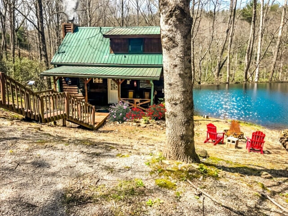 Duck`s Nest Retreat- 1br/1ba, Hot Tub, Wifi,Private Pond, Ocoee River area