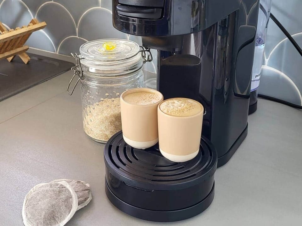 Machine à café : espresso à dosettes souples + cafetière avec café moulu et filtre papier.