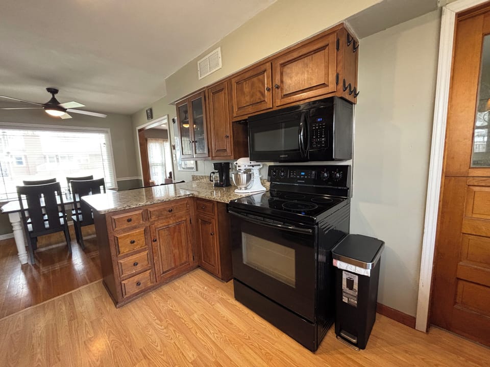 Full appliance kitchen - fridge, dishwasher, stove/oven, toaster, coffee maker +